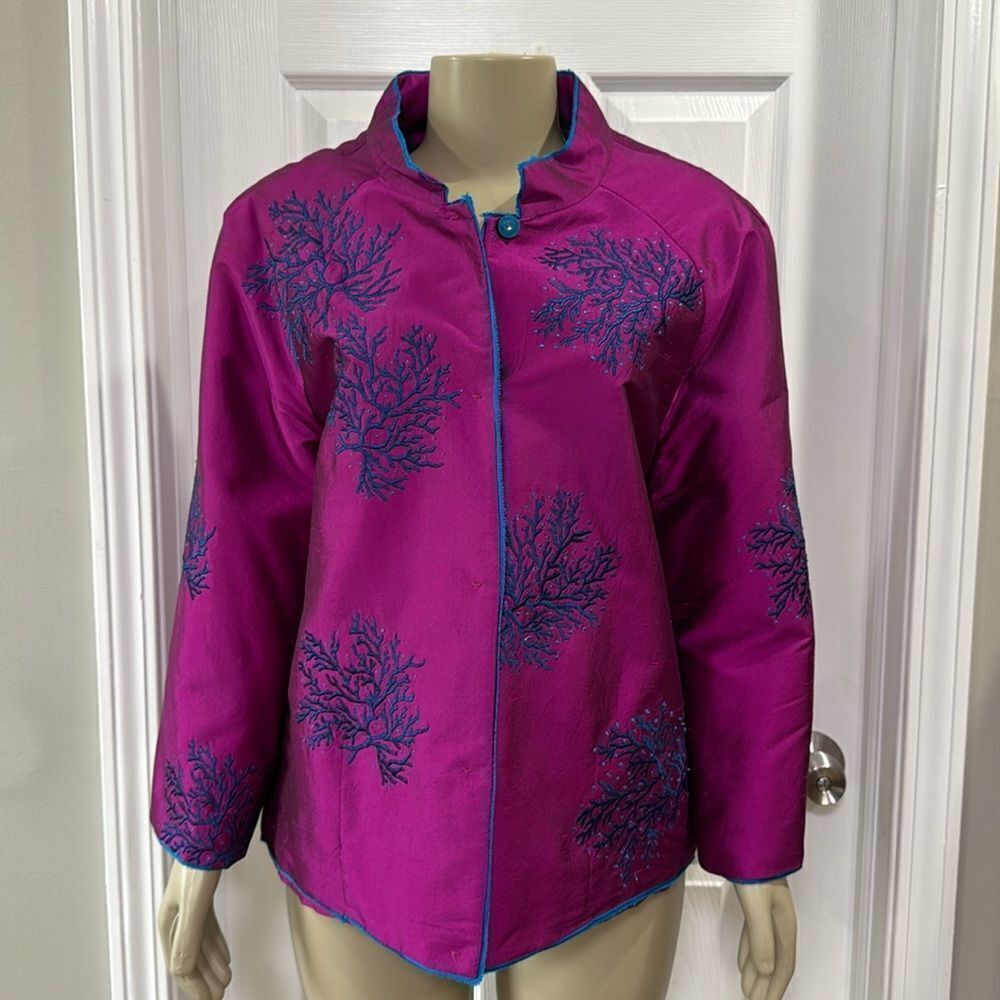 BUTTON-DOWN JACKET WITH EMBROIDERY.